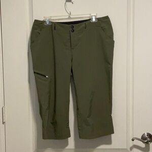 Women’s REI crop cargo pants, olive green, size 10, fast-drying camping wear
